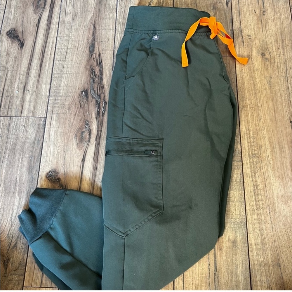 size small moss green fig joggers